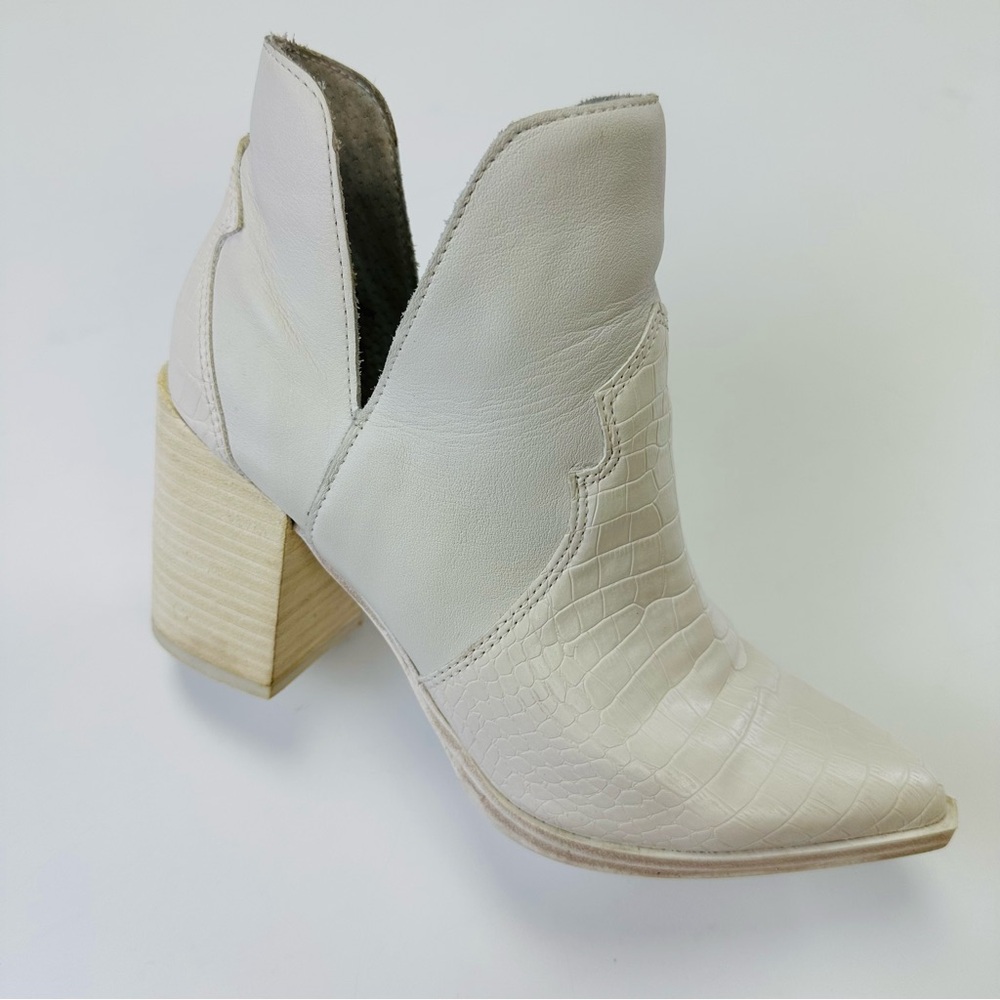 Steve Madden white Chaya western leather shoe bootie Size 7.5 coastal Cowgirl
